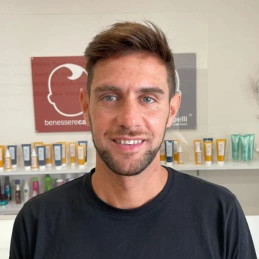 Cliente sorridente dalla galleria di benesserecapelli®
